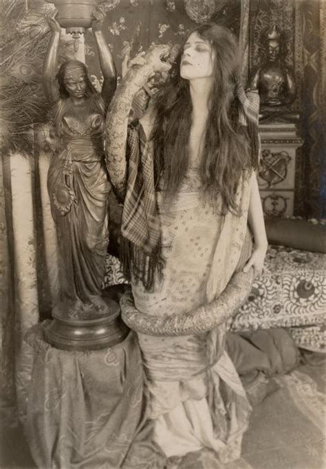  Theda Bara and the Serpent's Kiss: Exploring Exoticism and Female Agency in Silent Cinema!